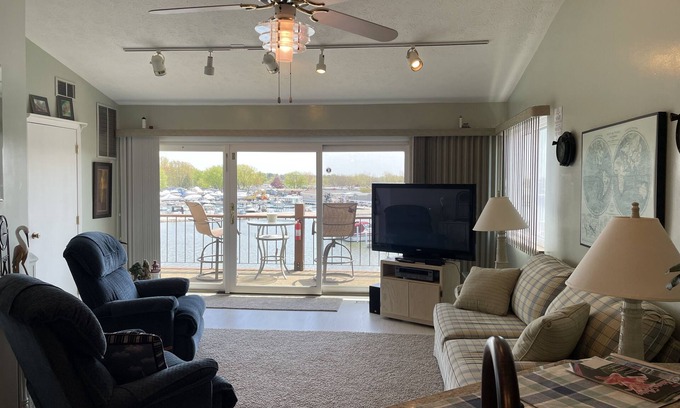 Gypsum Condominio | Beautiful Waterfront Condo - Peaceful and Relaxing