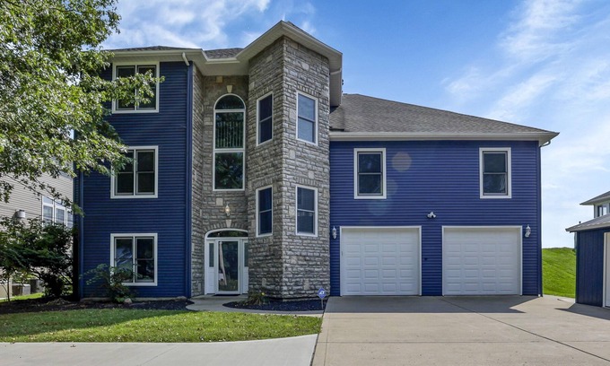 Millersport Casa | Beautiful waterfront lakehouse - Dock, Screened in patio, Bar, 4 bedroom, 5 bath