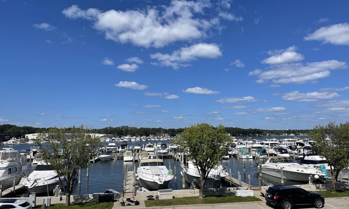 Spring Lake Condominio | Beautiful Waterfront Condo with pool access. Spring Lake - Grand Haven area