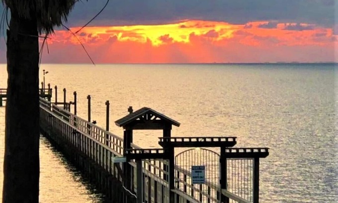 Harbor Oaks Condominio | Beautiful Waterfront Allegro North Private Fishing Pier, Boat Launch, Pool