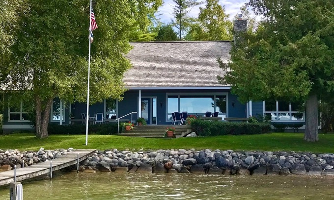 Petoskey Cabaña | Beautiful waterfront cottage on the West Arm with fabulous sunsets.