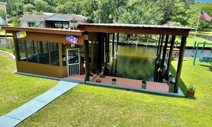 Gautier Cabina | BEAUTIFUL WATERFRONT . GNAT SCREENED BOATHOUSE AND AJOINING COVERED BOAT SLIPS