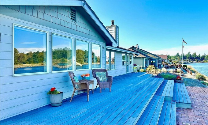 La Conner Casa | Beautiful Waterfront home right on the Swinomish Channel