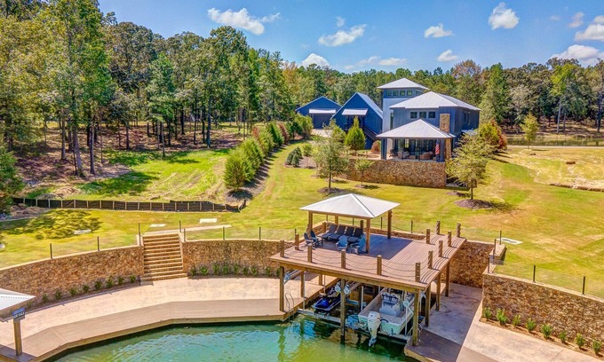 Eclectic Apartamento | Beautiful waterfront lake guest house with guest boat docking area