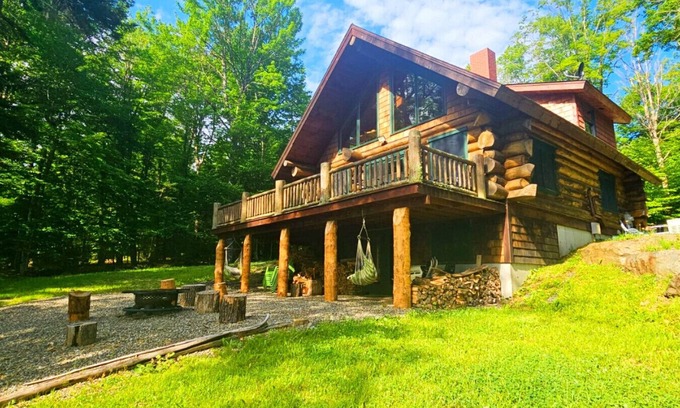 Rockwood Cabina | Beautiful Waterfront Log Cabin on Lake Brassua