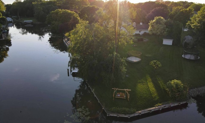 Oshkosh Casa | Beautiful Waterfront Retreat- Perfect for EAA AirVenture!