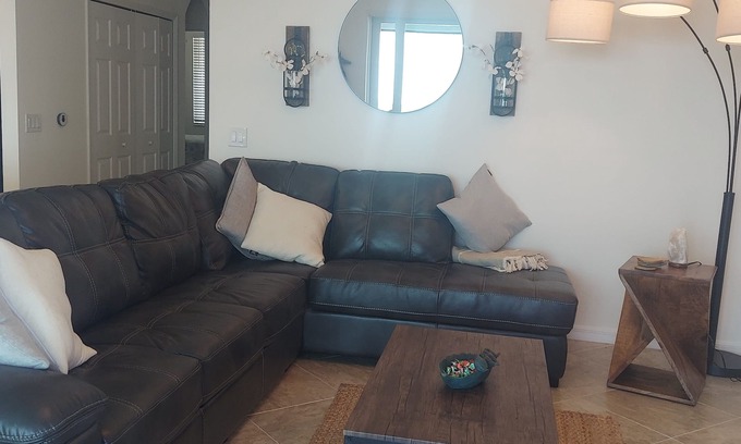 Bradenton Condominio | Beautiful Waterfront Condo in Gated Community