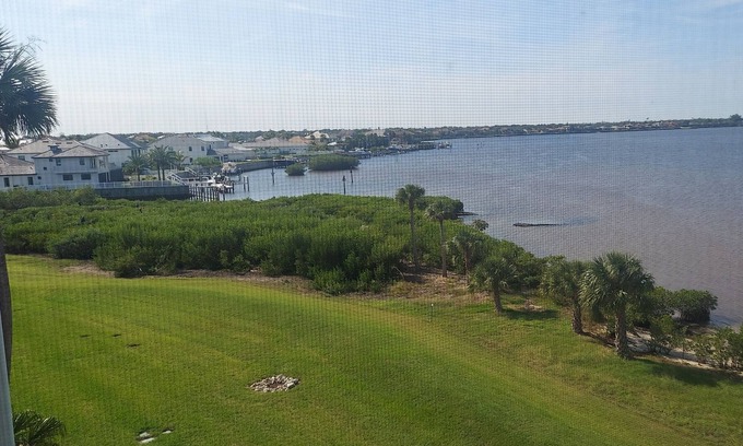 River Pointe Casa | Beautiful Waterfront Condo