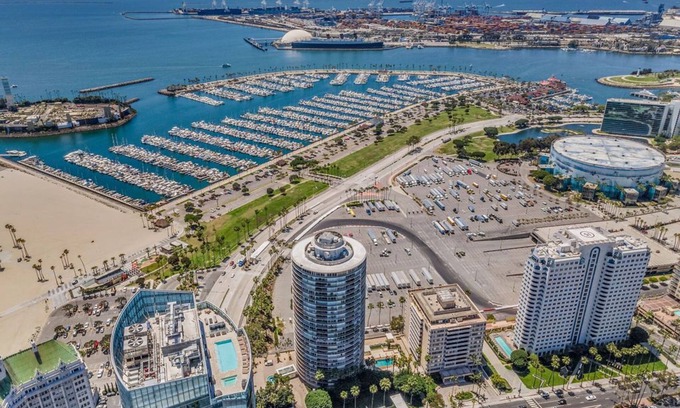 East Village Condominio | Beautiful Waterfront Condo with Balcony in Long Beach
