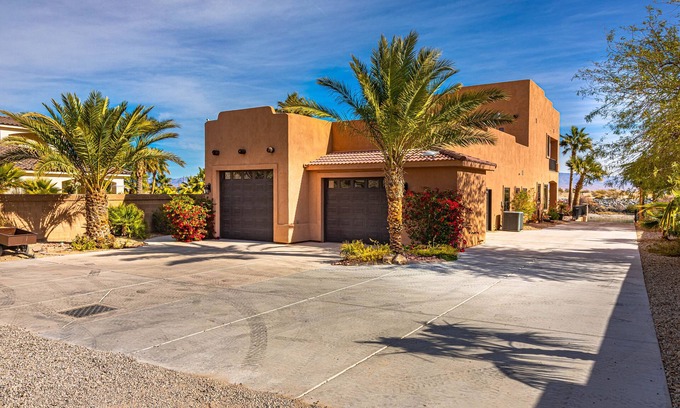 Bullhead City Villa | Beautiful Waterfront Villa with loading dock!