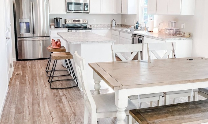 Amherst Casa | Beautiful well kept new build home