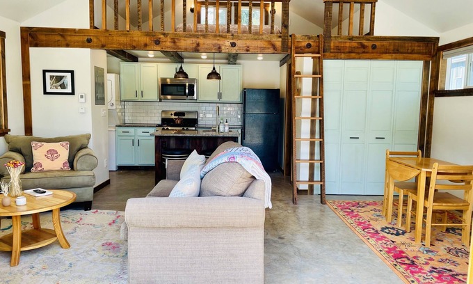 Westside Cabaña | Beautiful West Side Bungalow