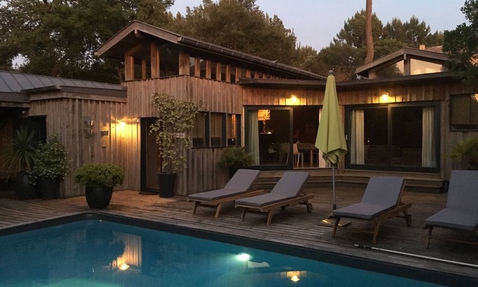 L'Herbe Villa | Muy bonita villa de madera con piscina climatizada, tranquila entre piscina y mar,