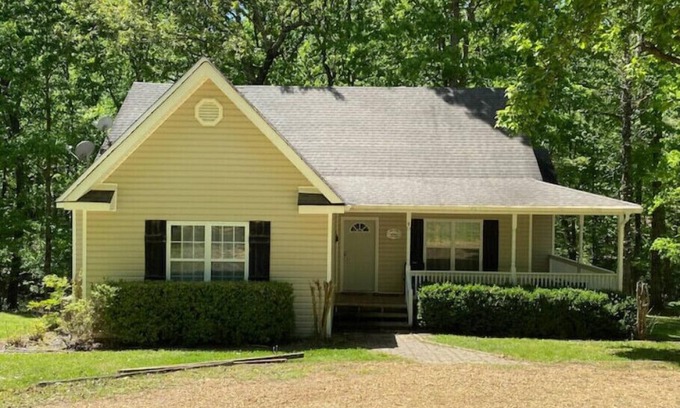 Sardis Casa | Beautiful wooded home. Close to Sardis Lake, Batesville, Oxford, and Southaven