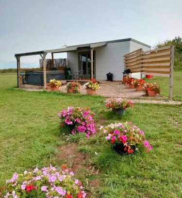 East Drayton Casa | Beautiful Wooden tiny house, Glamping cabin with hot tub 3