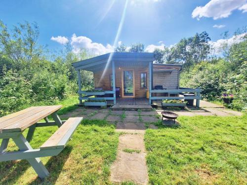 East Drayton Chalet De Esquí | Beautiful Wooden tiny house, Glamping cabin with hot tub 2