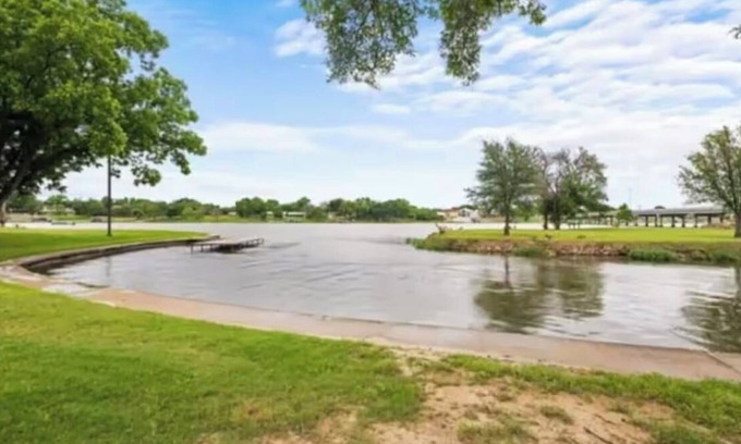 Kingsland Casa | Beautiful yard with TONS of waterfront!