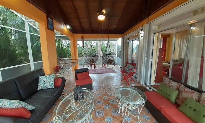 Lake Worth Corridor Casa | Hermosa y tranquila casa frente al lago