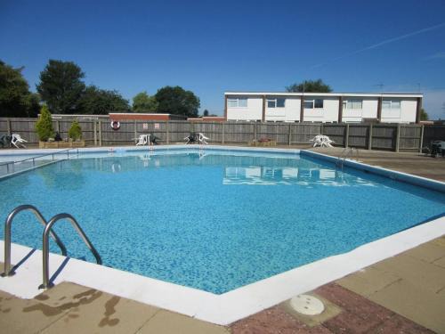 Scratby Casa | Beautifully appointed 2 storey chalet with access to outdoor swimming pool - 5 minute stroll to miles of sandy beach - Near to the Norfolk Broads & Great Yarmouth