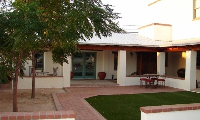 Blenman-Elm Casa | Bellamente decorada, espaciosa casa nueva con entrada privada.