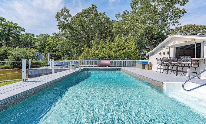 Southold Casa | Propiedad frente al mar hermosamente decorada con piscina climatizada y cabaña