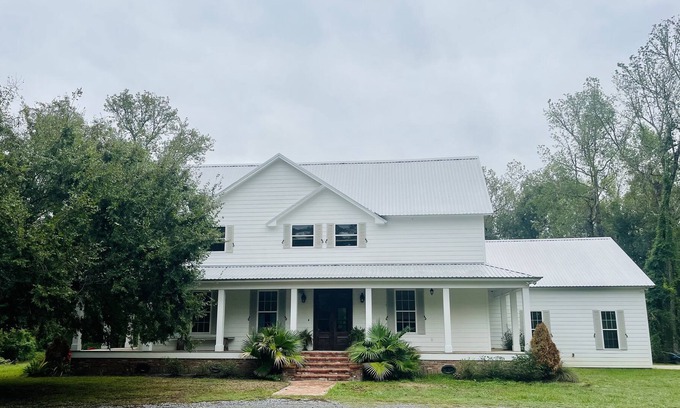 Milton Casa | Beautifully built farmhouse on the Vermilion river in Cajun Country!