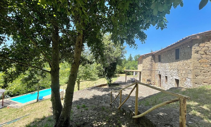 Bivio Lugnano Villa | Casa de campo bellamente convertida sola en una colina toscana con impresionantes vistas