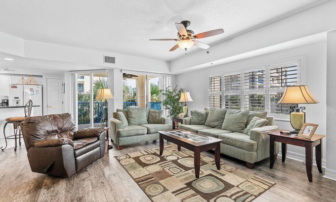 New Smyrna Beach Condominio | Unidad de esquina bellamente decorada con muchas mejoras