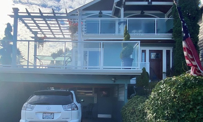 Silver Lake Casa | Beautifully decorated, furnished 3-story home w/upper & main decks w/viewsofLake