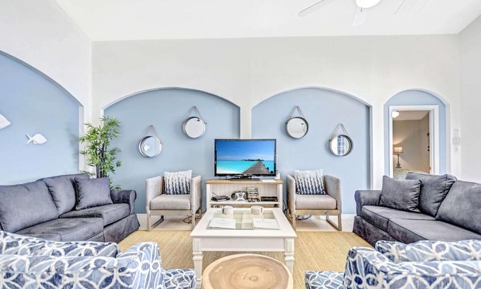 Highgate Park Casa | Beautifully Decorated Remodeled Pool Home