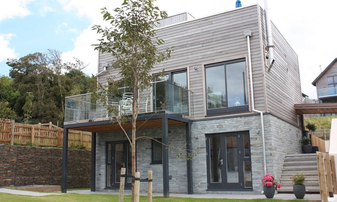 Talland Casa | Bellamente decorado "Sea Shack", con una gran terraza sol y un gran jacuzzi privado.