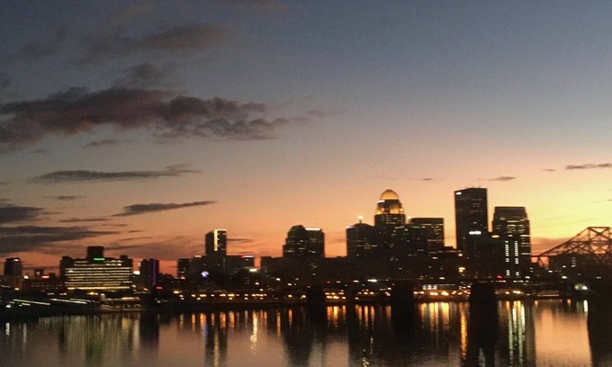 Clarksville Condominio | Beautifully Furnished Lakeside Condo within View of Downtown Louisville
