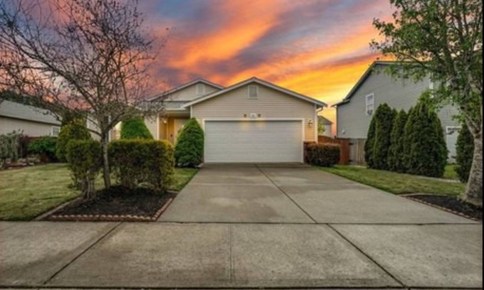 Orting Casa | Beautifully furnished home w/river a minute away. Charming house in Orting.