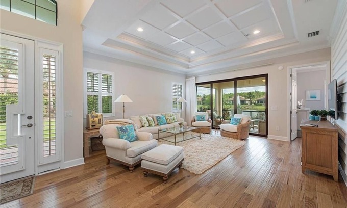 Bonita Springs Villa | Beautifully maintained & appointed villa close to beaches, shops & entertainment