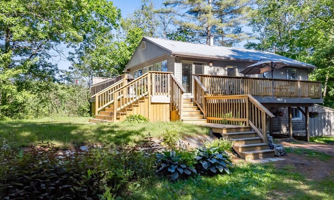 Muskoka Lakes Cabaña | Beautifully maintained cottage in the heart of port carling