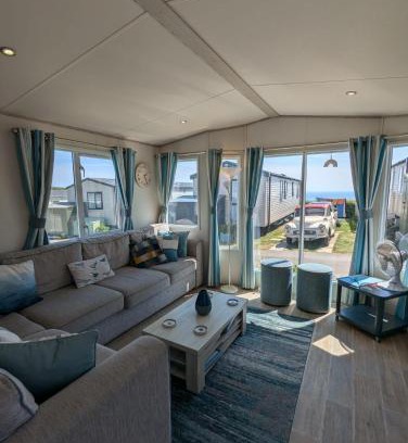 Holworth Casa | Beautifully presented beachcomber holiday home sited on the Durdle Door holiday park within a few minutes walk from the path that leads to the famous Durdle Door arch and Lulworth cove