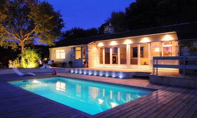 Stroud Cabaña | Beautifully presented dog friendly holiday home in the Cotswolds with a hot tub and swimming pool -