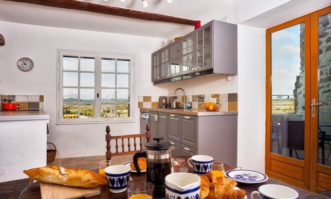 Pouzols-Minervois Casa | Casa bellamente restaurada en fuerte medieval con terraza y fabulosas vistas