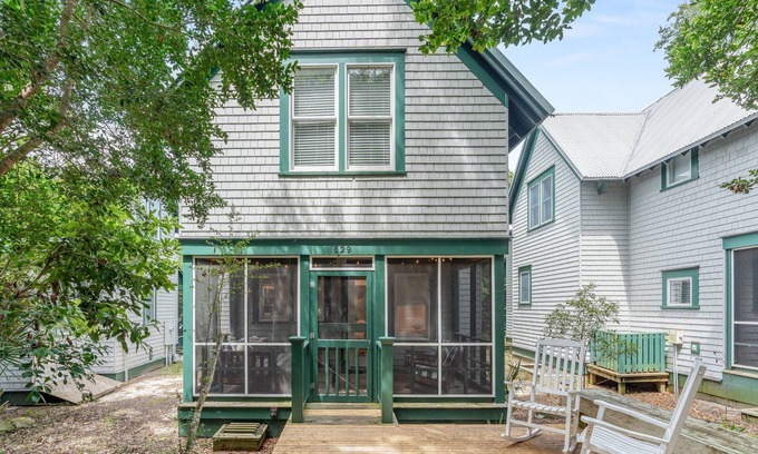 Surfman's Walk Casa | Beautifully renovated 3 bedroom home in Surfman's Walk near East Beach!