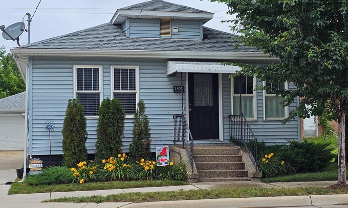 Lakeside Casa | Beautifully redone, close to lake, fenced yard, no pet fee!
