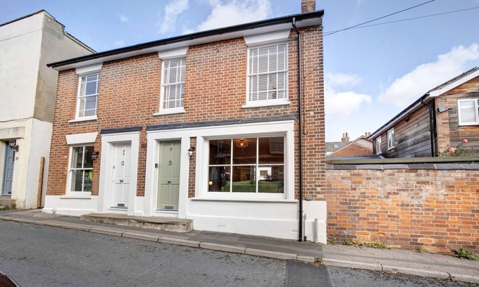 Wivenhoe Cabaña | Beautifully refurbished cottage in Lower Wivenhoe with games room, pet friendly!