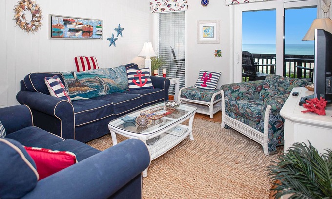 Morehead City Condominio | Beautifully Remodeled, Oceanfront, 3rd-Floor Condo with Balcony & Shared Pools