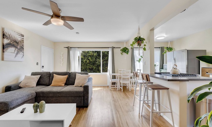 Del Rey Apartamento | Beautifully Remodeled 2bed/1bath Apartment. Top Location, 15 min to Beach!