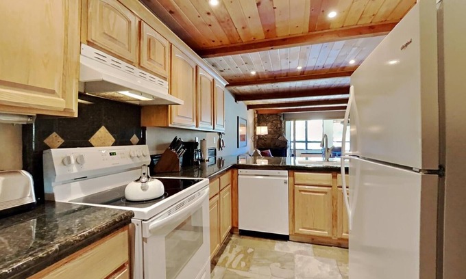 Mammoth Lakes Condominio | Beautifully Remodeled 2 Bed 2 Bath Condo with Mountain View! Great Location, Close to Slopes! (Unit 302 at 1849) by RedAwning