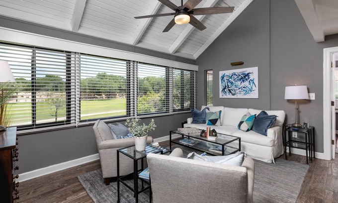 Sealoft Villas Casa | Beautifully Renovated, Walk to the Beach, Pet Friendly