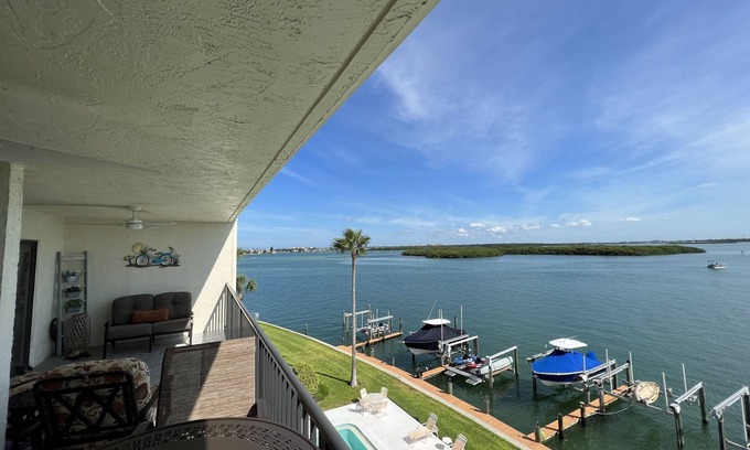 Capri Isle Condominio | Beautifully renovated waterfront owner's unit, BOAT LIFT AVAILABLE for add fee
