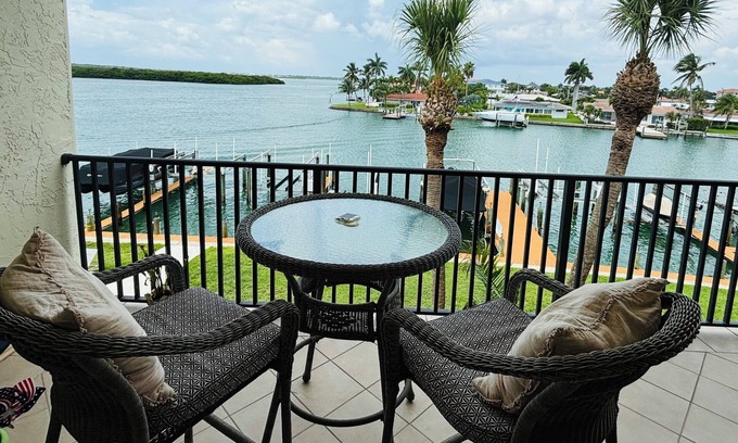 Capri Isle Apartamento | Beautifully renovated waterfront owners unit!