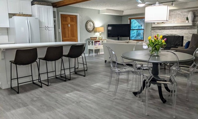Lawrenceville Condominio | Beautifully Renovated Space in Lawrenceville Home, WiFi, Smart TV in All Rooms!