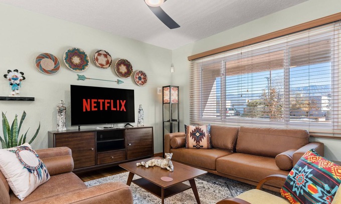Uptown Casa | Beautifully Renovated Southwest Home 3B/2B, $2520/month over winter, Book Now!