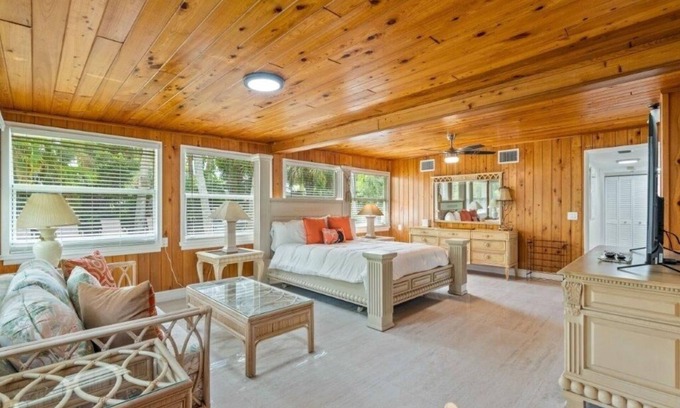 South Beach Casa | Beautifully Renovated 5 bedroom Vero Beach by RedAwning
